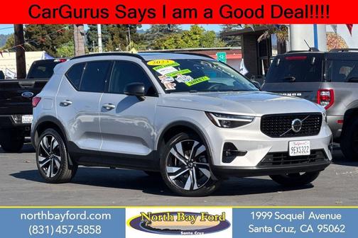 2023 Volvo XC40 B5 Ultimate Dark Theme