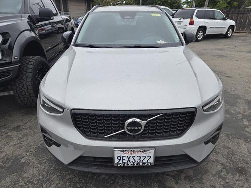 2023 Volvo XC40 B5 Ultimate Dark Theme