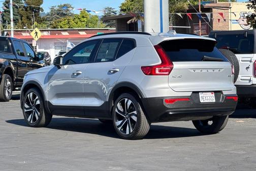 2023 Volvo XC40 B5 Ultimate Dark Theme