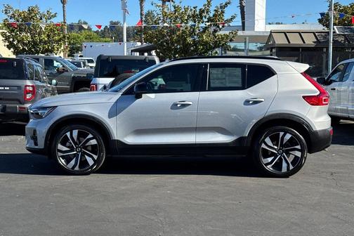 2023 Volvo XC40 B5 Ultimate Dark Theme