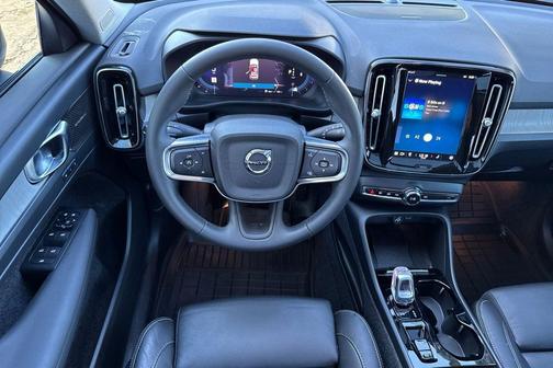 2023 Volvo XC40 B5 Ultimate Dark Theme