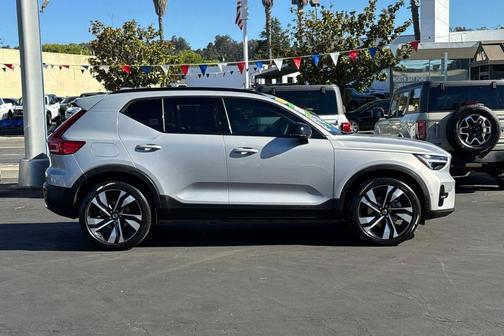 2023 Volvo XC40 B5 Ultimate Dark Theme