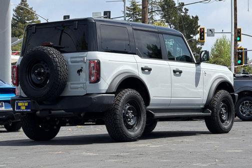 Avalanche Gray 2026 Ford Bronco Outer Banks