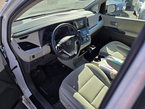 2017 Toyota Sienna LE