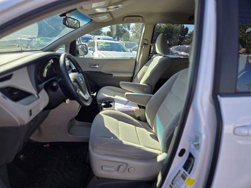 2017 Toyota Sienna LE