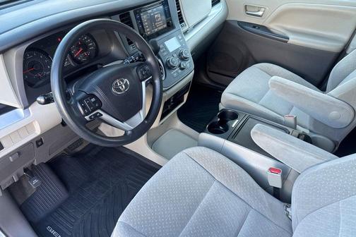 2017 Toyota Sienna LE