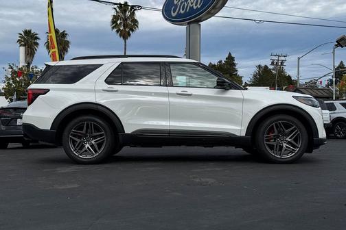 Star White Metallic Tri-Coat 2026 Ford Explorer ST