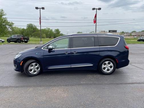 2017 Chrysler Pacifica Hybrid Platinum