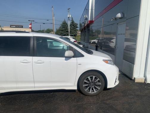 2019 Toyota Sienna LE