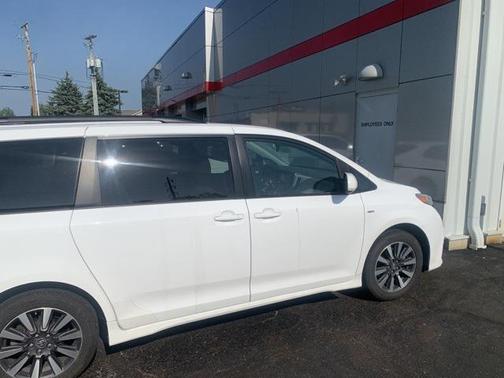 2019 Toyota Sienna LE