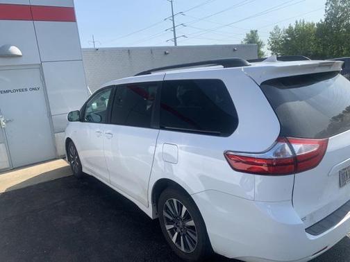 2019 Toyota Sienna LE