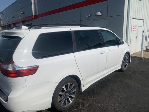 2019 Toyota Sienna LE
