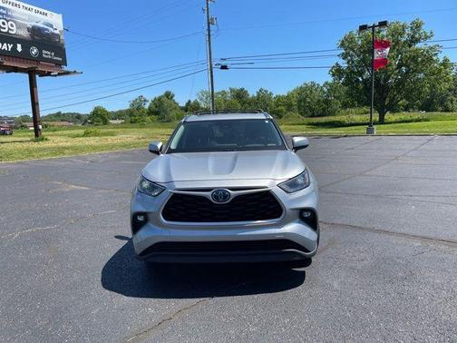 Celestial Silver Metallic 2021 Toyota Highlander Hybrid XLE