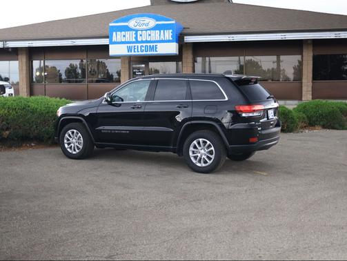 Diamond Black Crystal Pearlcoat 2022 Jeep Grand Cherokee Laredo