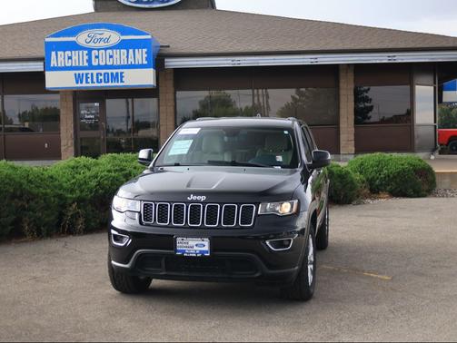 Diamond Black Crystal Pearlcoat 2022 Jeep Grand Cherokee Laredo
