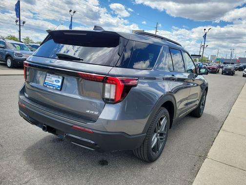 CARBONIZED GRAY METALLIC 2026 Ford Explorer ST-Line
