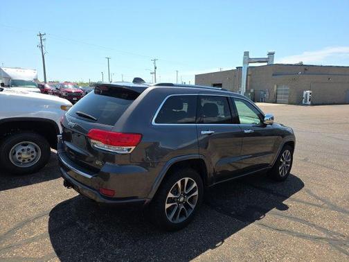 Granite Crystal Metallic Clearcoat 2018 Jeep Grand Cherokee Overland