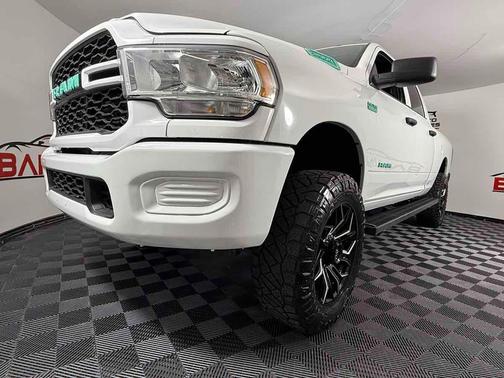 2022 RAM 2500 Tradesman Crew Cab 4x4 6'4' Box