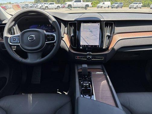 2024 Volvo XC60 B5 Plus Dark Theme