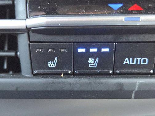 Wind Chill Pearl 2023 Toyota Sienna XSE 7 Passenger