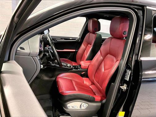 Jet Black Metallic 2023 Porsche Macan Macan