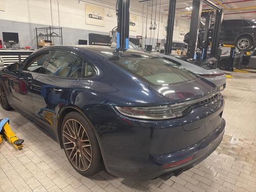 2022 Porsche Panamera 4 Platinum Edition