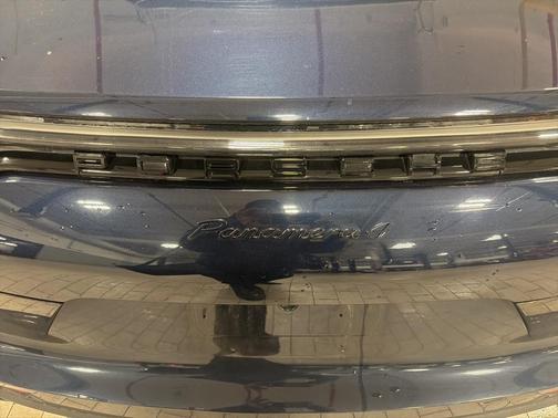 2022 Porsche Panamera 4 Platinum Edition