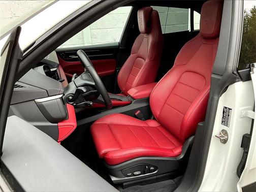 2025 Porsche Macan 4