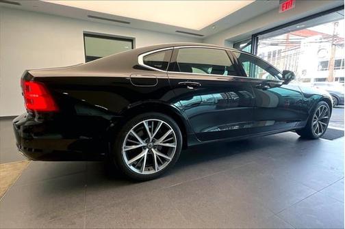 2018 Volvo S90 T6 Momentum