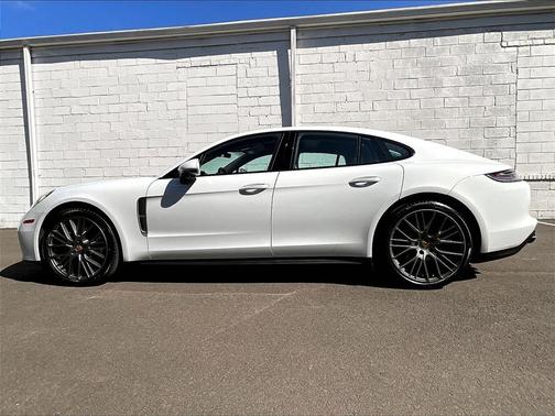 2023 Porsche Panamera 4 Platinum Edition