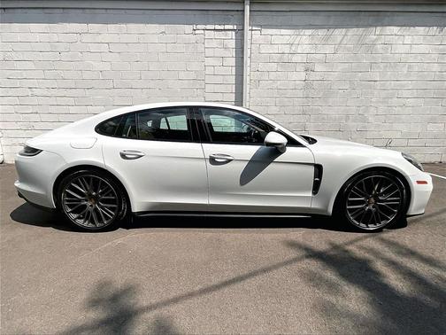 2023 Porsche Panamera 4 Platinum Edition