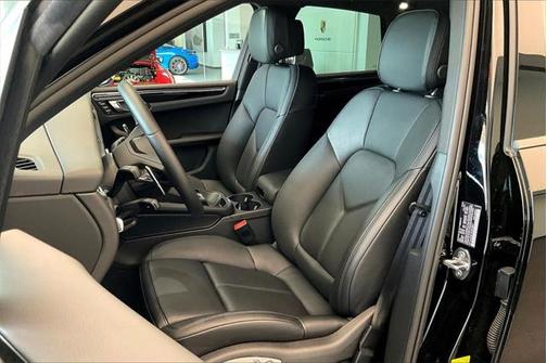 2025 Porsche Macan Base