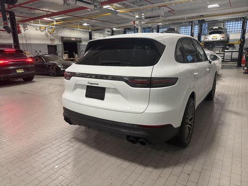 2023 Porsche Cayenne Platinum Edition
