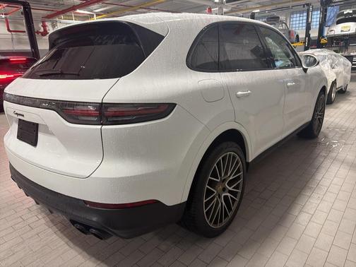 2023 Porsche Cayenne Platinum Edition