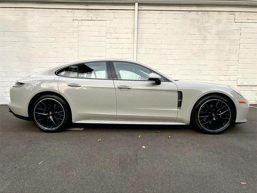 2022 Porsche Panamera 4 Platinum Edition