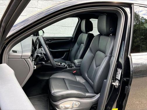 Jet Black Metallic 2026 Porsche Macan Macan