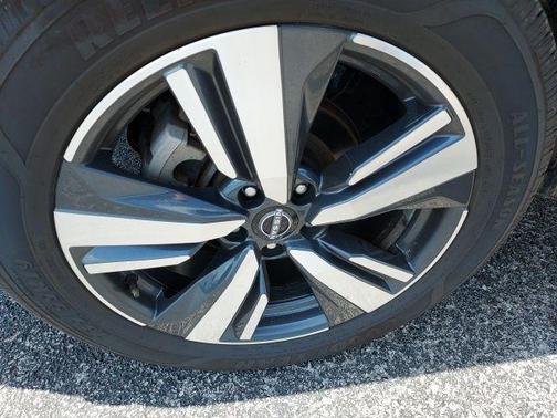 Pearl White Tricoat 2023 Nissan Rogue SL