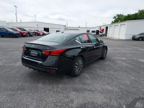 Super Black 2023 Nissan Altima 2.5 SV