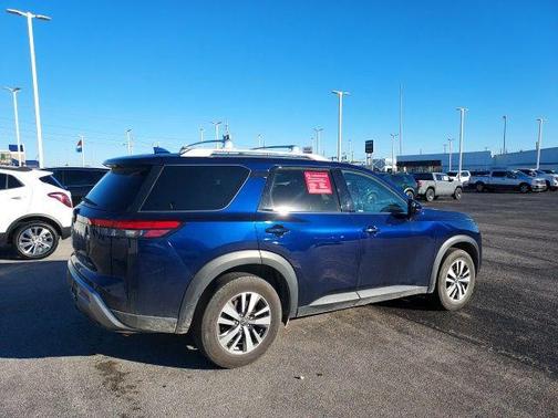 2023 Nissan Pathfinder SL 4WD