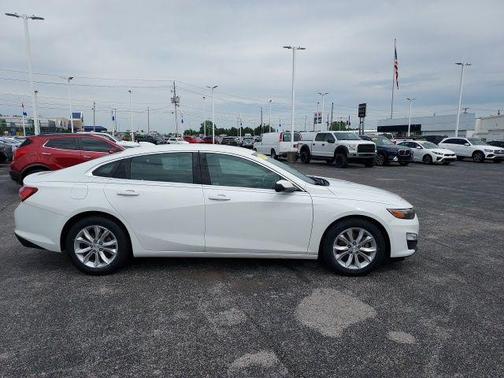Summit White 2019 Chevrolet Malibu LT