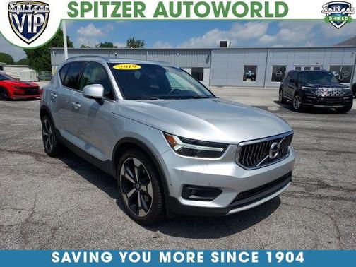 Bright Silver Metallic 2019 Volvo XC40 T4 Inscription