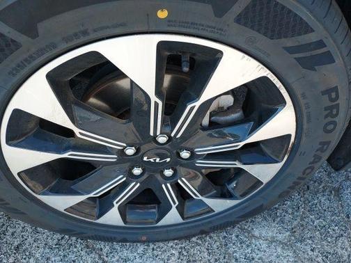 Snow White Pearl 2024 Kia Carnival EX
