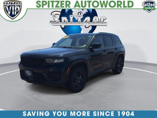 Diamond Black Crystal Pearlcoat 2023 Jeep Grand Cherokee Altitude