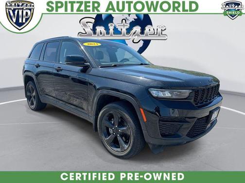 Diamond Black Crystal Pearlcoat 2023 Jeep Grand Cherokee Altitude