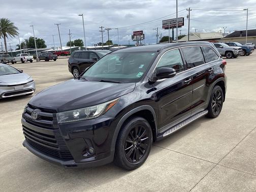 Midnight Black Metallic 2019 Toyota Highlander SE