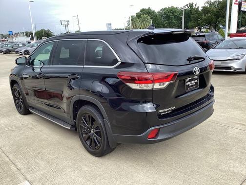 Midnight Black Metallic 2019 Toyota Highlander SE