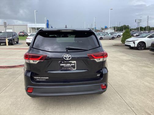 Midnight Black Metallic 2019 Toyota Highlander SE