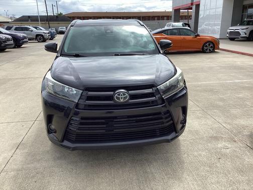 Midnight Black Metallic 2019 Toyota Highlander SE