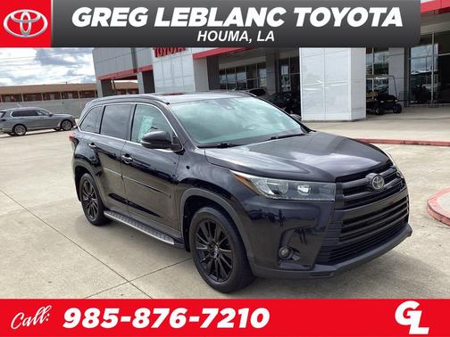 Midnight Black Metallic 2019 Toyota Highlander SE