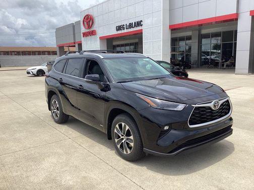 Midnight Black Metallic 2026 Toyota Highlander Hybrid XLE